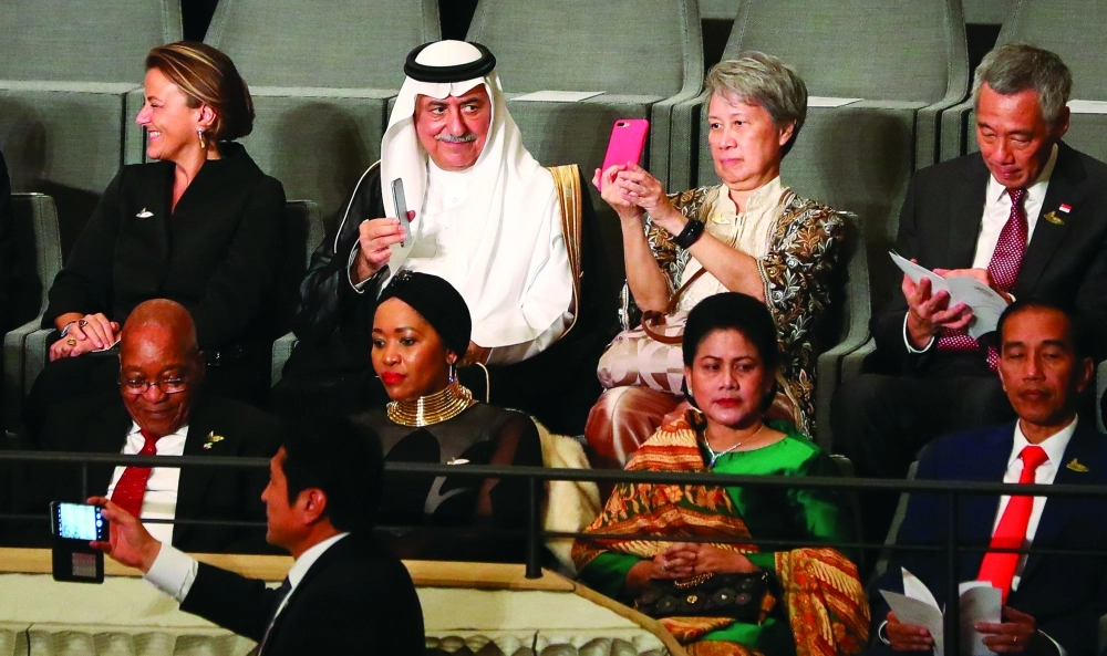 وزير الدولة إبراهيم العساف مع ضيوف آخرين في الحفل (د ب أ)