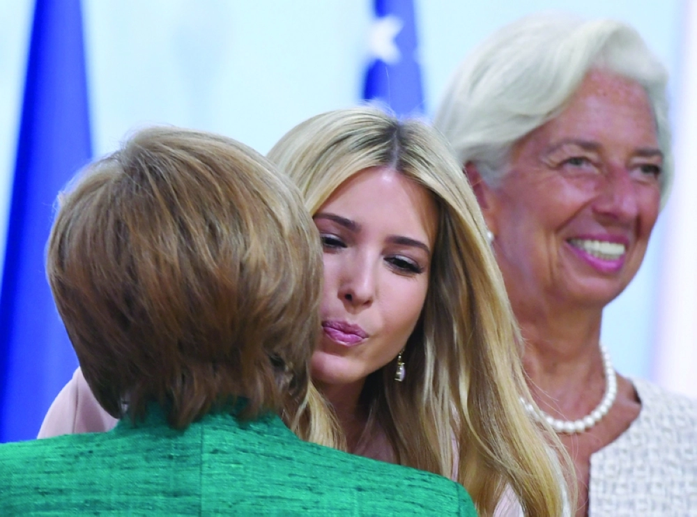 إيفانكا تعانق ميركل وفي الخلف لاجارد (رويترز)