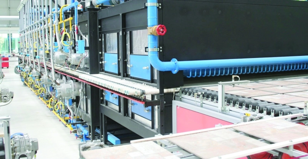 أحد خطوط إنتاج السيراميك                                                                                                                        (مكة)