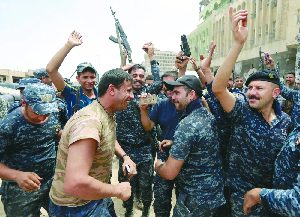 الشرطة العراقية تحتفل في مدينة الموصل                                                                                                       (رويترز) 