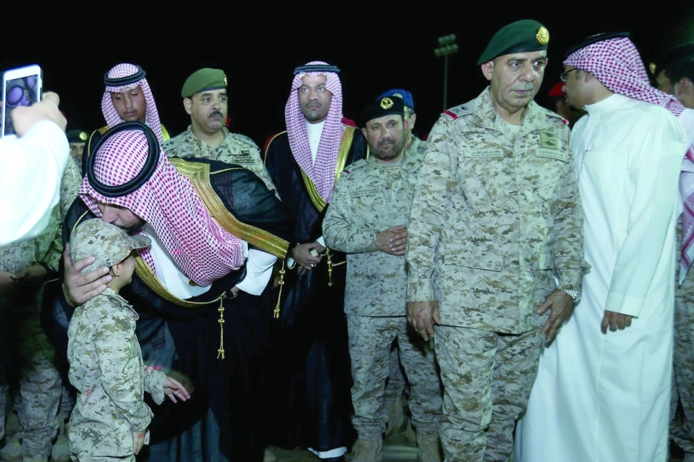 مسؤولة تتحدث عن الفعالية ويبدو بندر بن ناصر يقبل طفلا                                                                                 (محمد الأهدل)