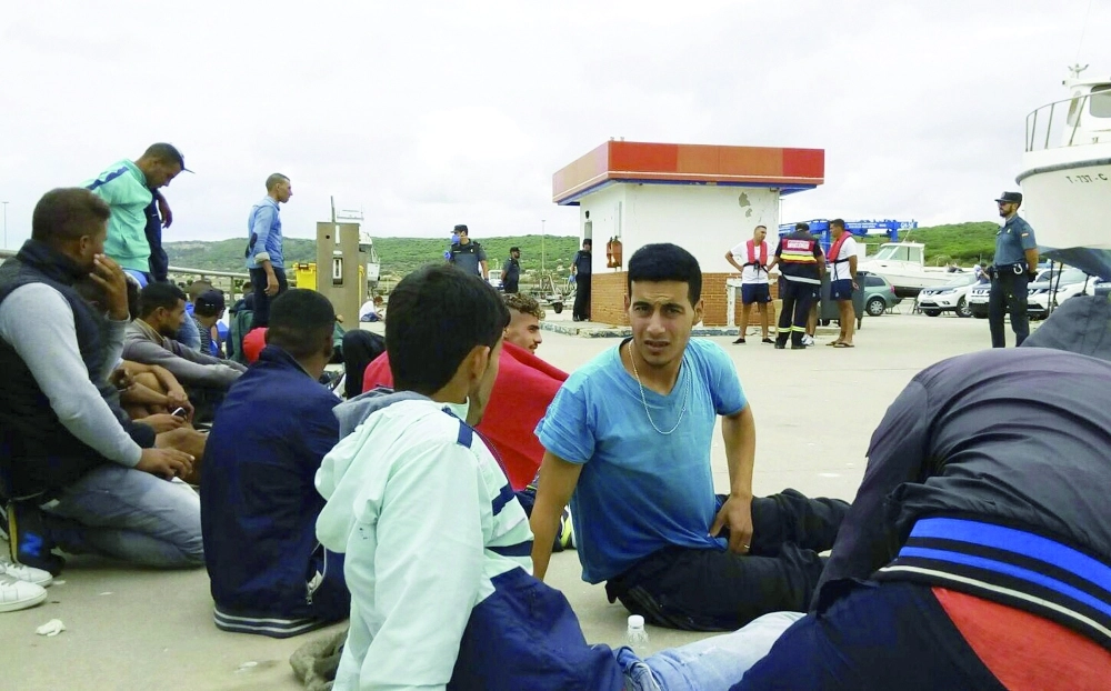 مهاجرون يتلقون خدمات إسعافية في إسبانيا                                                                          (رويترز)