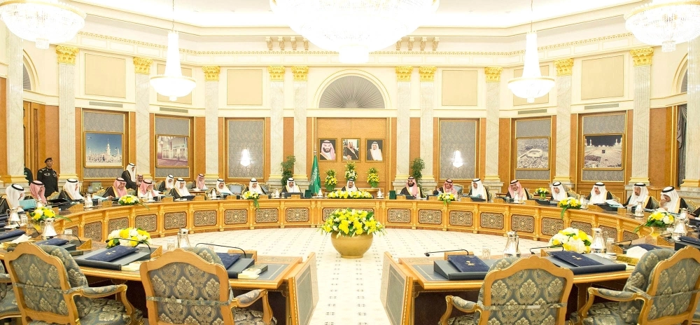 خادم الحرمين مترئسا جلسة مجلس الوزراء في قصر السلام بجدة أمس                                                                                       (بندر الجلعود)