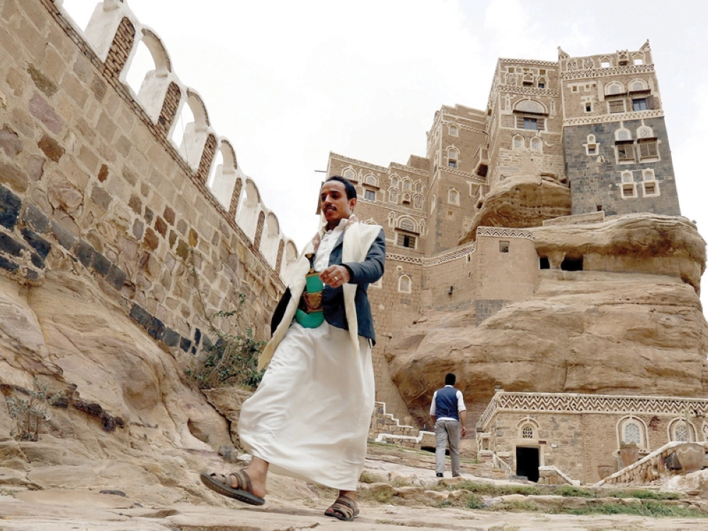 يمنيون يزورون قصر الحجر في وادي الظهر شمال صنعاء أمس (إ ب أ)