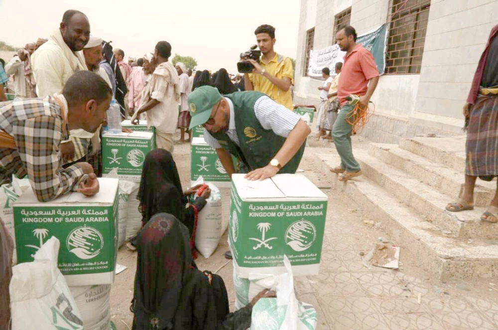 فريق مركز الملك سلمان يوزع مساعدات غذائية لليمنيين بلحج                                                                                       (واس)