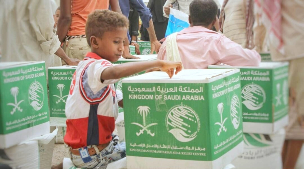 أطفال يمنيون بلحج بجوار مساعدات مركز الملك سلمان (واس)