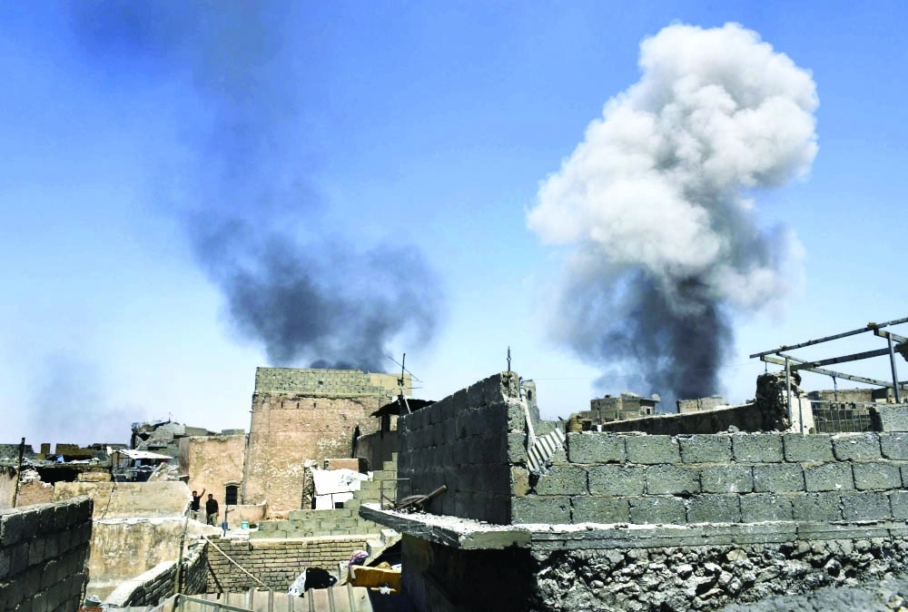 الدخان يتصاعد اثر اشتباكات  مع داعش ( رزيترز)