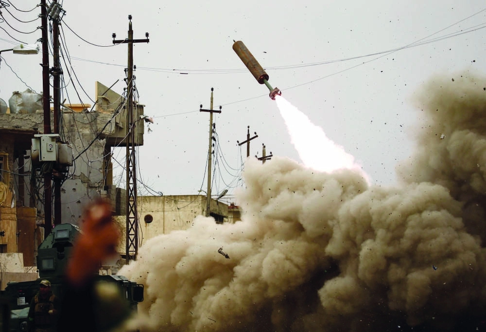 إطلاق صاروخ ضد مقاتلي داعش في الموصل                                                                                                      (رويترز)