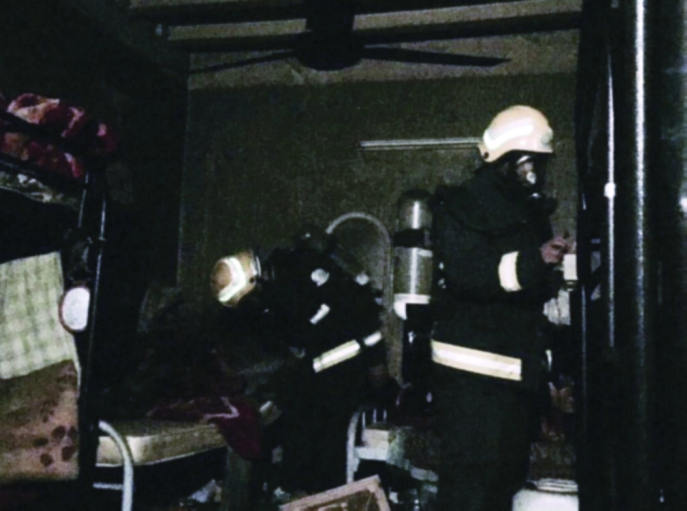 الدفاع المدني لحظة مباشرة الحريق                (مكة)