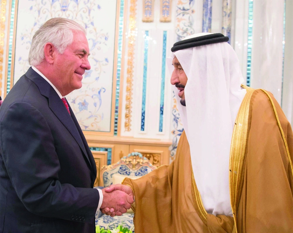 خادم الحرمين مصافحا تيلرسون خلال الاستقبال