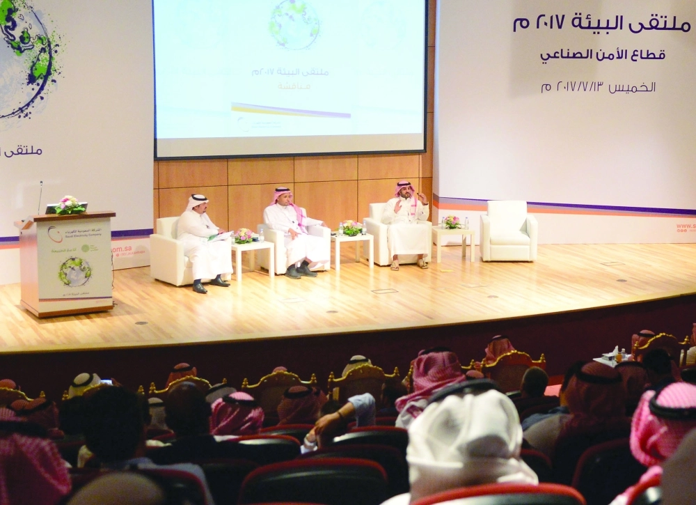 جانب من الجلسات في مركز سايتك بالدمام أمس                                                   (مكة)