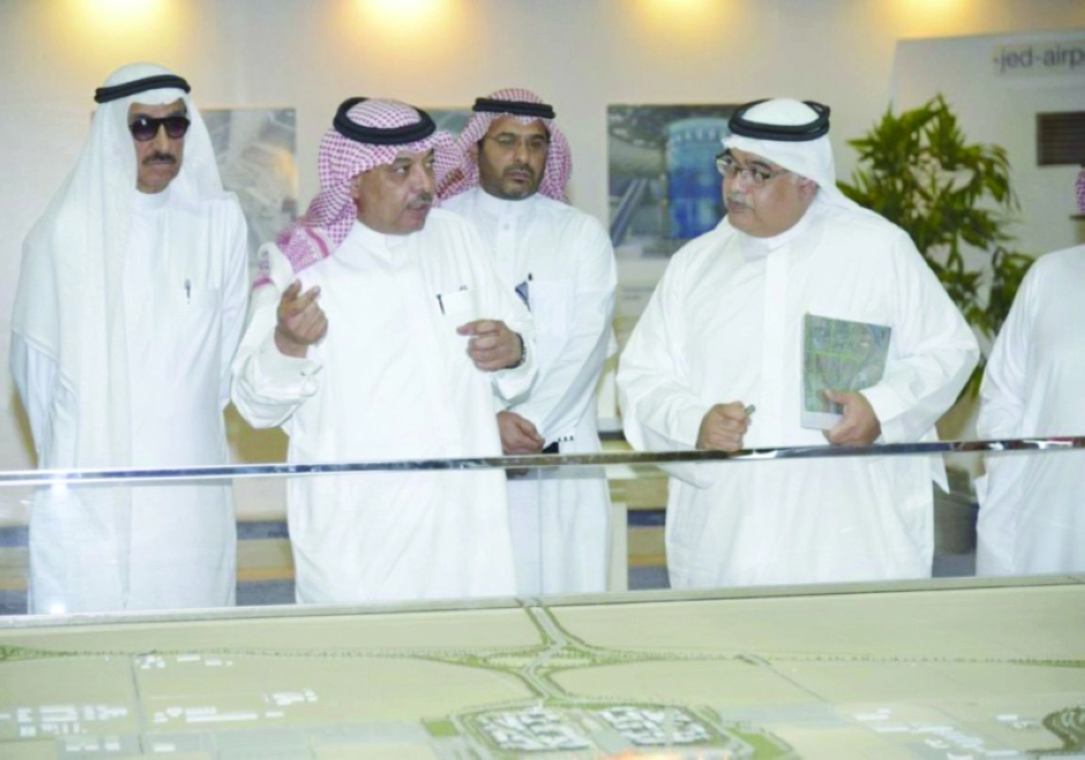 عبدالحكيم التميمي خلال الجولة التفقدية                                                                 (واس)