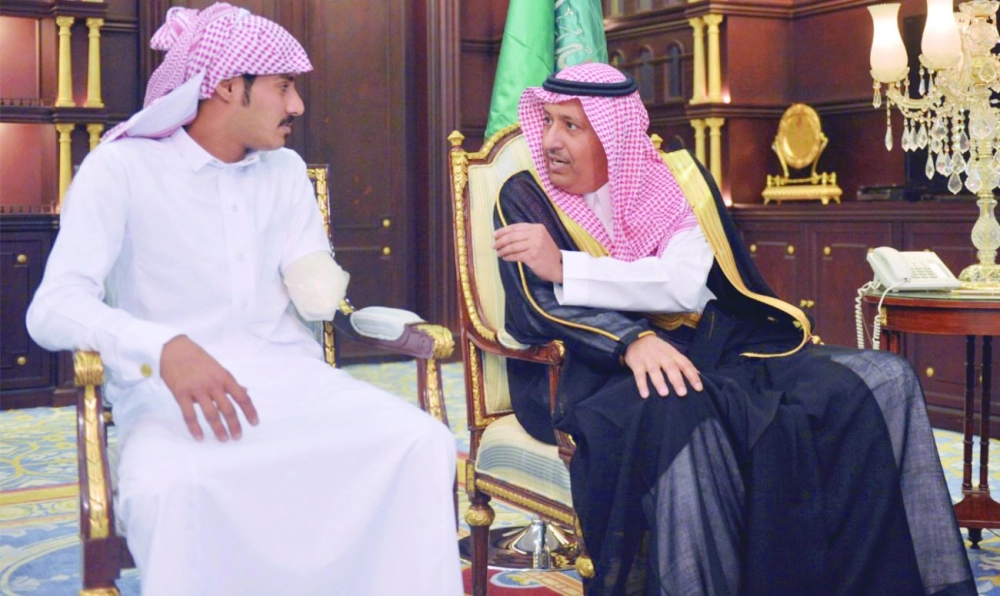 حسام بن سعود متحدثا لزايد الغامدي  (واس)