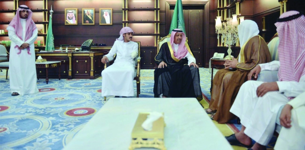 حسام بن سعود مستقبلا زايد الغامدي ووالده ومنصور بن عليبي (واس)