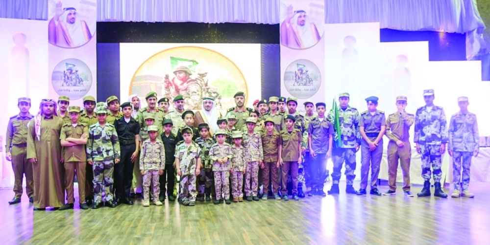 جماعية لفيصل بن مشعل مع المكرمين   (واس)