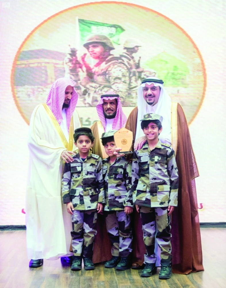 فيصل بن مشعل مكرما أبناء الشهداء                 (واس)