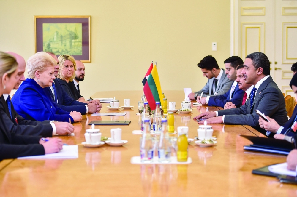 عبد الله بن زايد خلال مباحثات مع رئيسة ليتوانيا (وام)