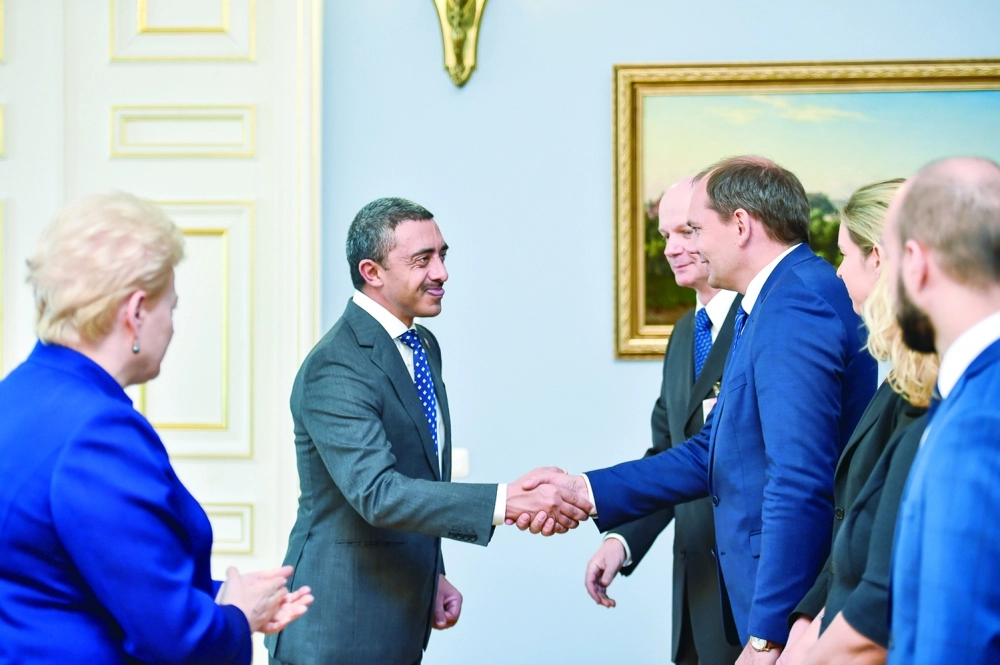 عبدالله بن زايد خلال استقبال رئيسة ليتوانيا له في براتسلافا                 (وام)