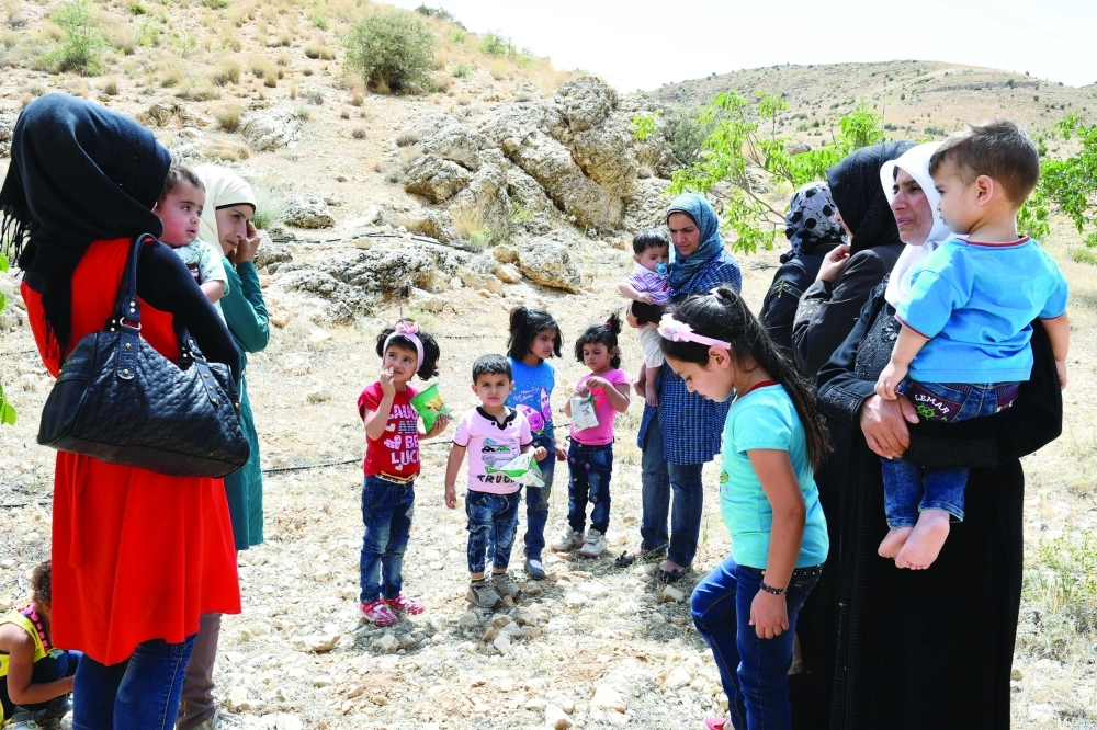 لاجئون سوريون في منطقة عرسال اللبنانية الحدودية مع سورية (رويترز)