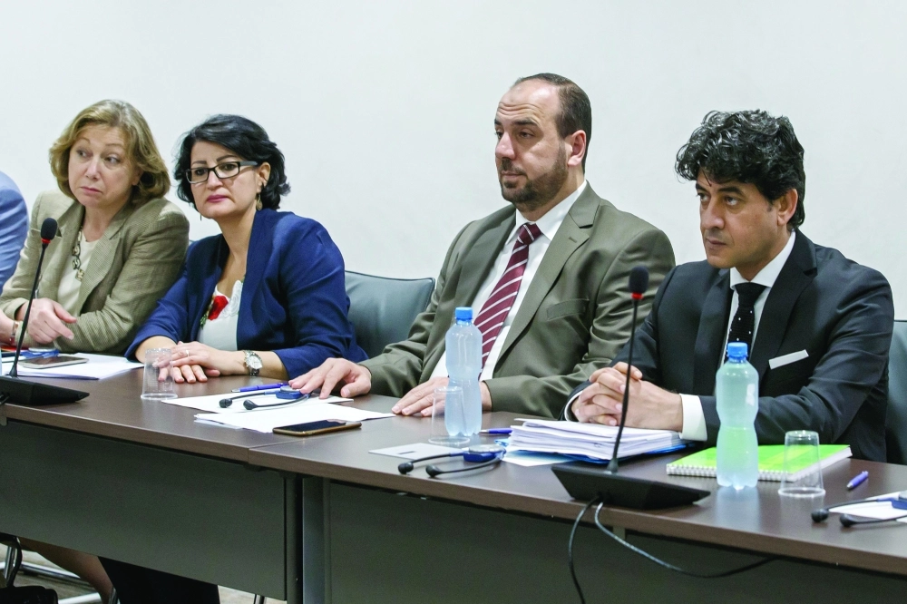 الحريري (الثاني يمين) ووفد المعارضة السورية في جنيف                                   (إ ب أ)