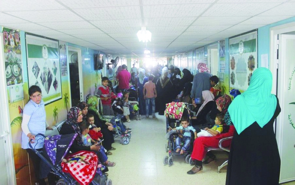 سوريون داخل العيادات السعودية بالزعتري               (واس)