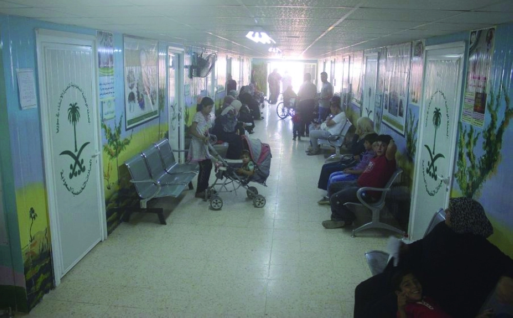 سوريون ينتظرون داخل العيادات السعودية بالزعتري (واس)