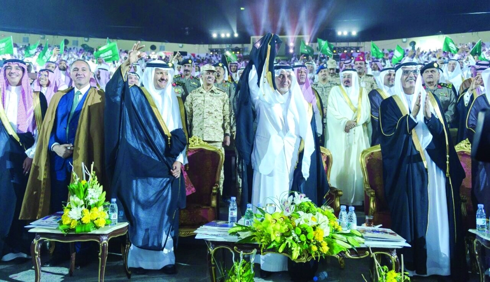 خالد الفيصل متوسطا بدر بن عبدالمحسن وسلطان بن سلمان خلال حفل الافتتاح، ويظهر وزيرا الثقافة السعودي والجزائري                                            (مكة)