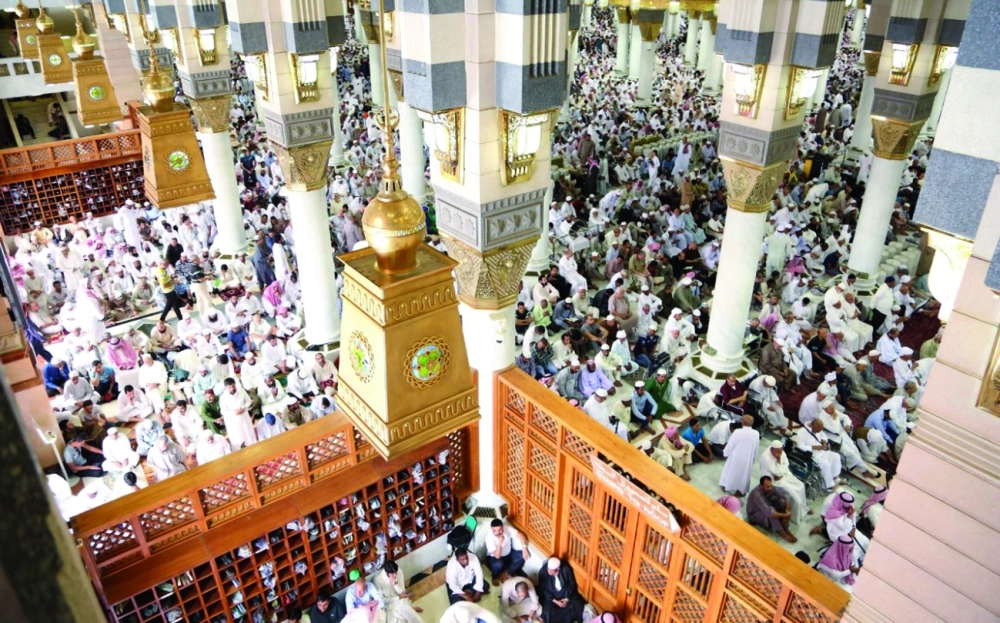 مصلون يستمعون لخطبة الجمعة في الحرم النبوي أمس          (واس)