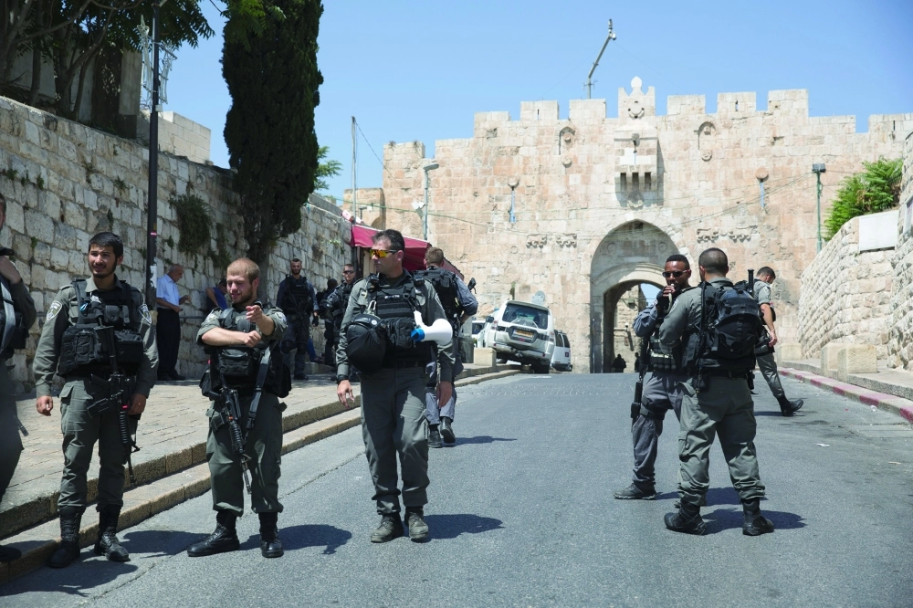 جنود الاحتلال يغلقون بوابة الأسباط المؤدية للمسجد الأقصى                                   (إ ب أ) 