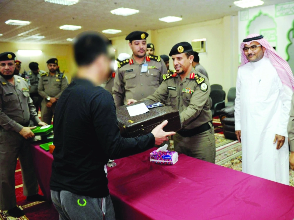 تكريم أحد حافظي القرآن بسجون جدة          