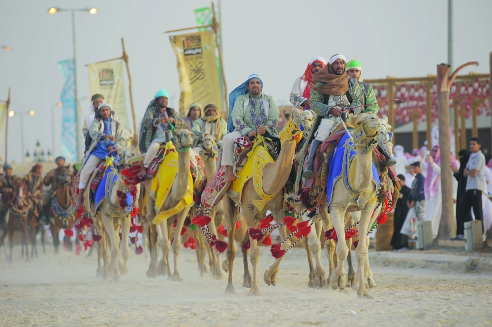 هجانون يتجولون في أروقة السوق                                                    (واس)