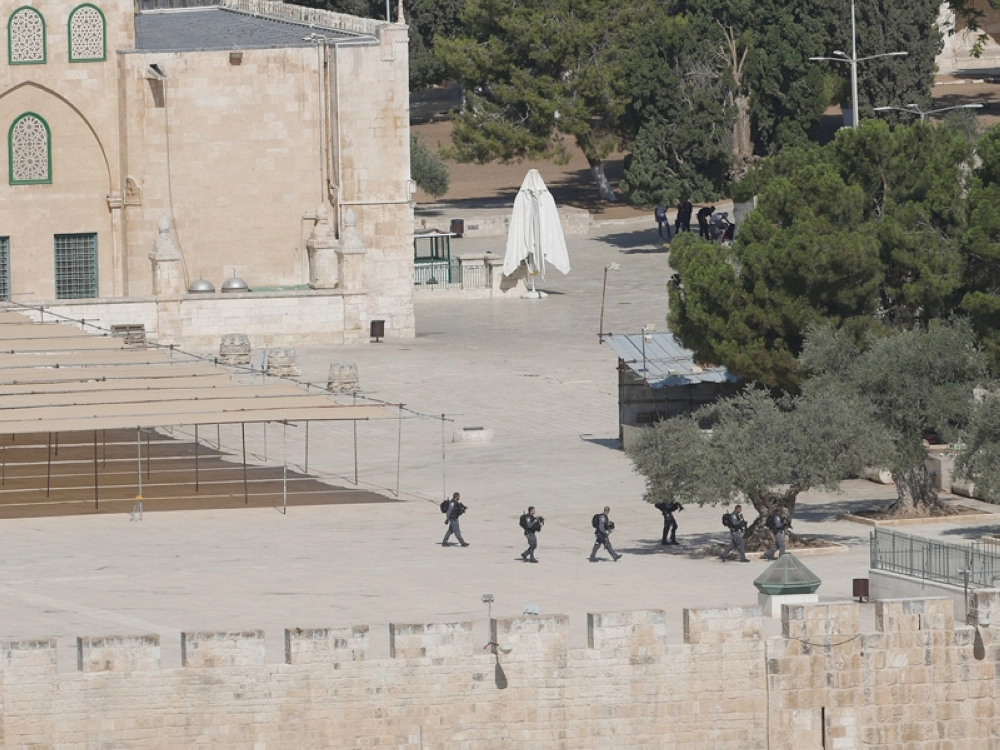 ساحة الصخرة خالية من المصلين في يوم الجمعة ( إ ب أ )