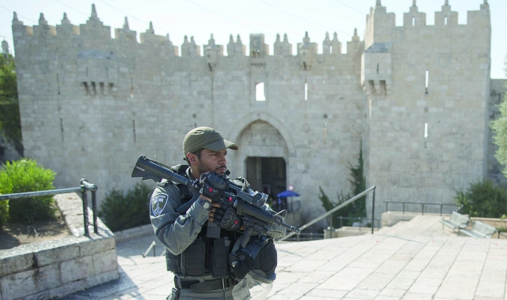 جندي إسرائيلي أمام بوابة دمشق في القدس القديمة      (إ ب أ)