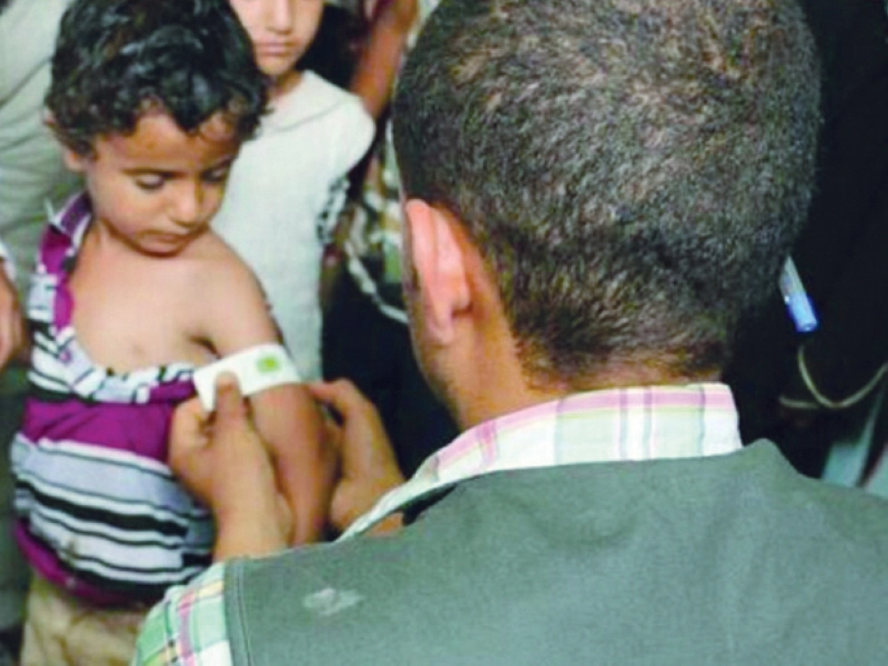 فريق مركز الملك سلمان يفحص أطفالا يمنيين في الضالع (واس)