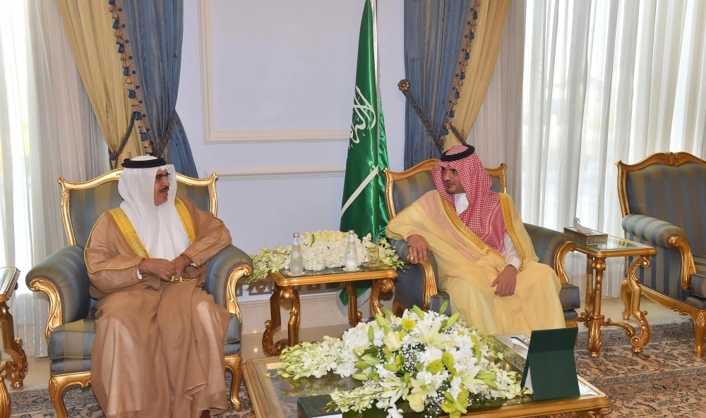 عبدالعزيز بن سعود خلال استقباله راشد آل خليفة (واس)