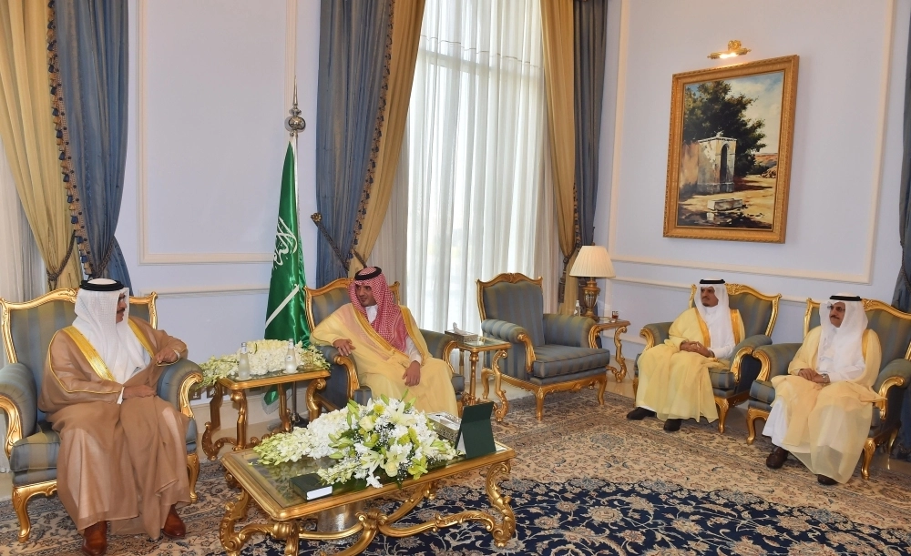 عبدالعزيز بن سعود خلال استقباله راشد آل خليفة (واس)