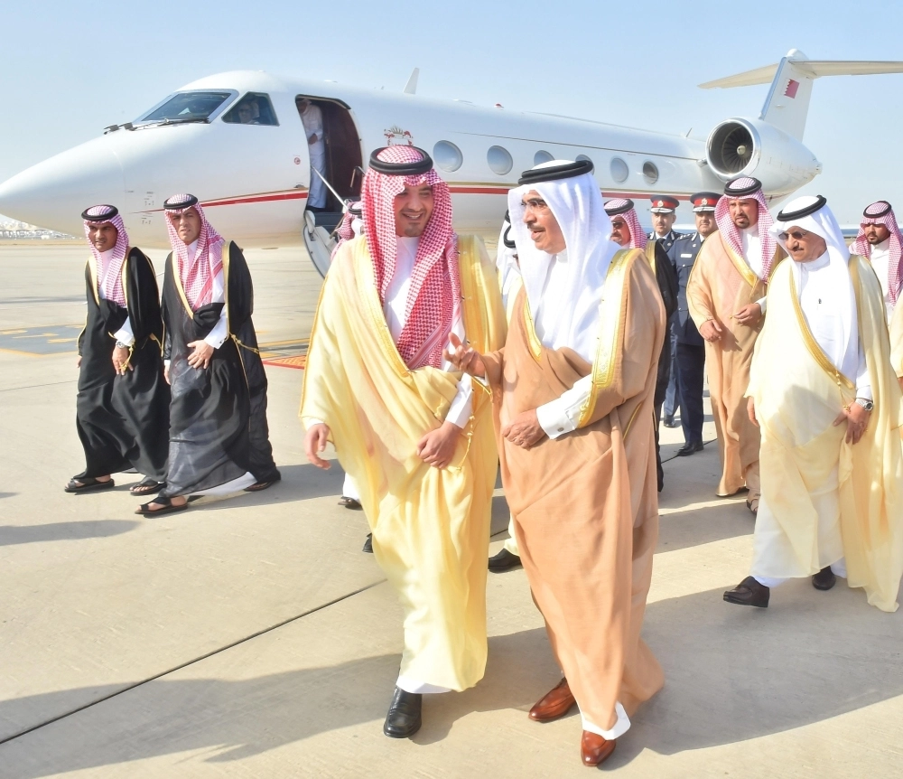 عبدالعزيز بن سعود خلال استقباله راشد آل خليفة (واس)