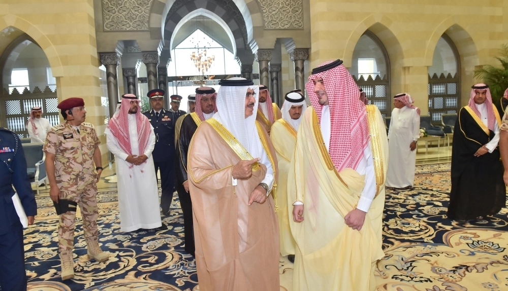 عبدالعزيز بن سعود خلال استقباله راشد آل خليفة (واس)