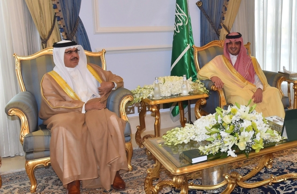 عبدالعزيز بن سعود خلال استقباله راشد آل خليفة (واس)