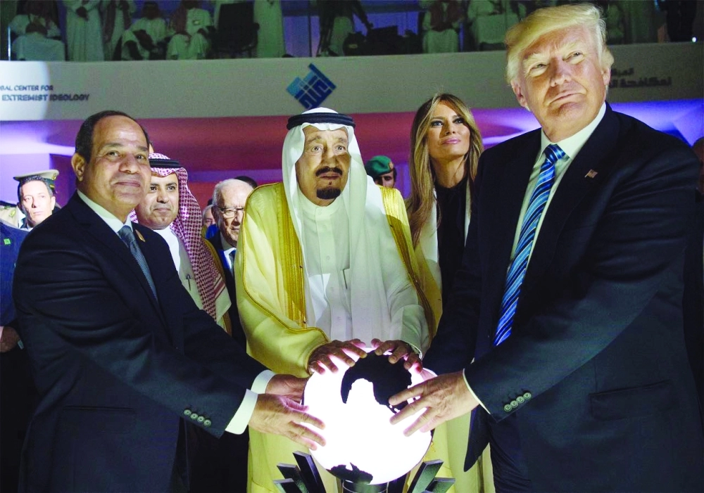 خادم الحرمين وترمب والسيسي يدشنون مركز اعتدال في الرياض مايو الماضي             (مكة)
