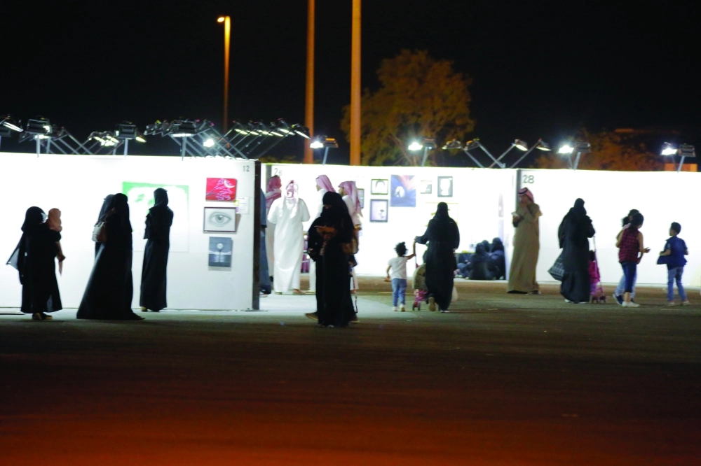 زوار لجدارية الفن التشكيلي                                                      (شاكر بيك)