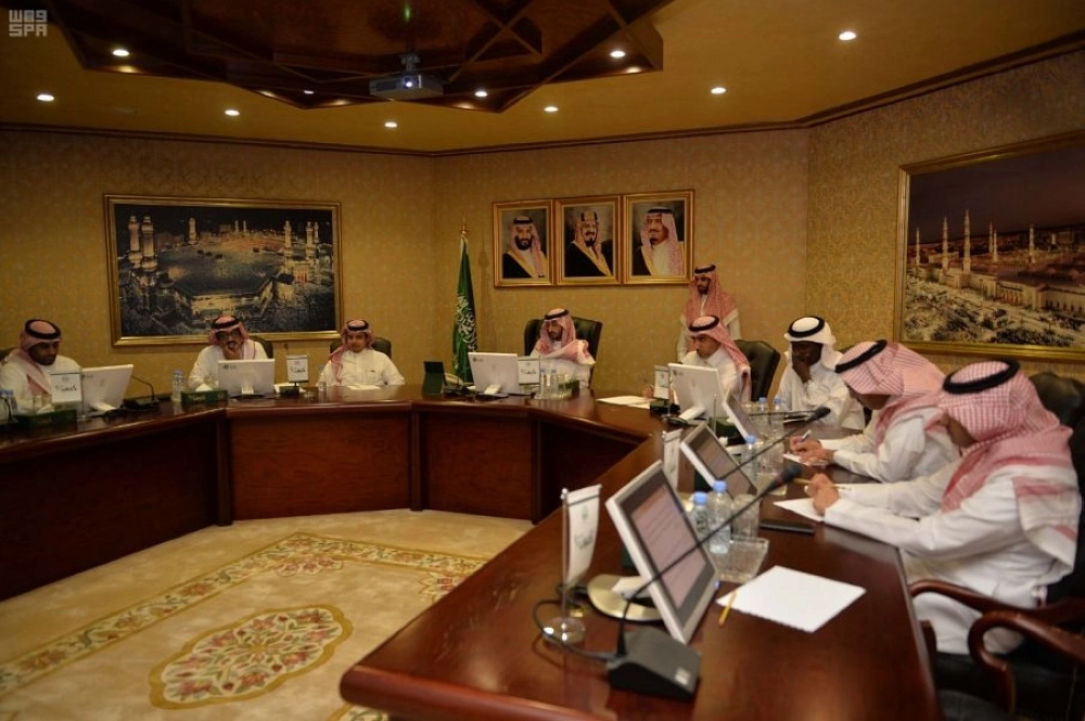 عبدالله بن بندر خلال اطلاعه على العمل بالمشروع          