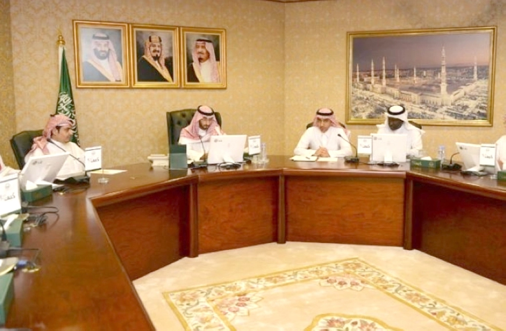 عبدالله بن بندر خلال اطلاعه على العمل بالمشروع          