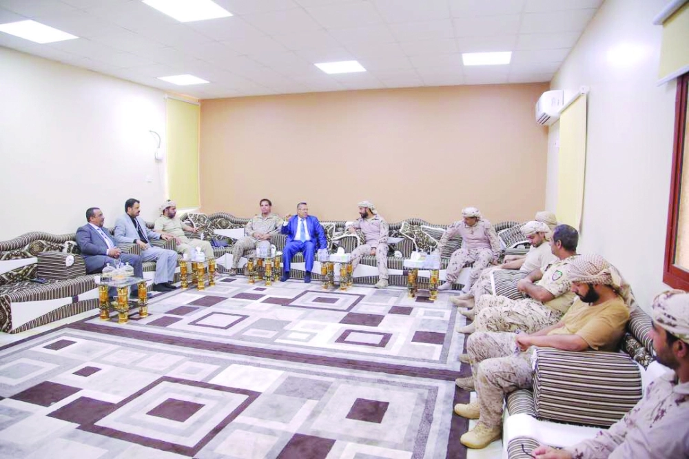 رئيس الوزراء أحمد بن دغر لدى زيارته القاعدة الإدارية للتحالف في عدن        (سبأ نت)