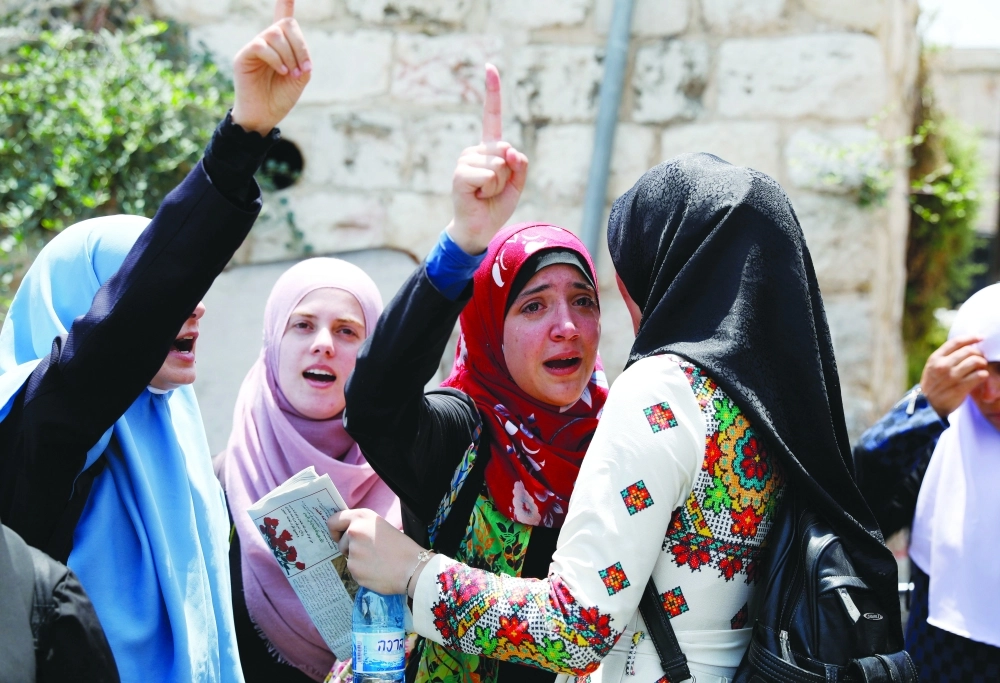 فلسطينيات يرفضن البوابات الالكترونية على الأقصى       (إ ب أ)