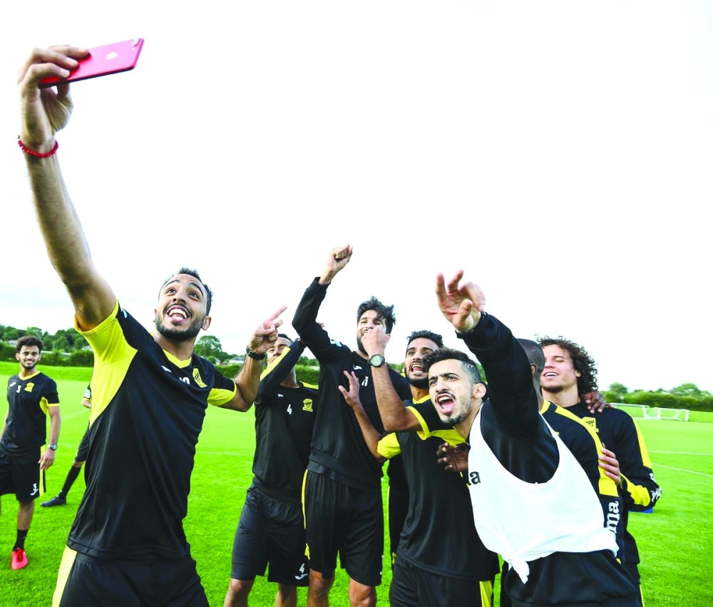 لاعبو الاتحاد يلتقطون صورة سيلفي في تدريبات الفريق ببولتون     (إعلامي الاتحاد)