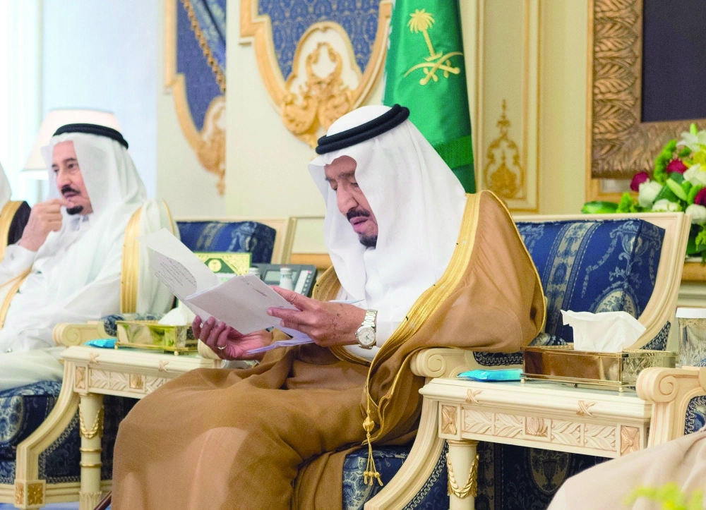 الملك سلمان مستقبلا الأمراء والعلماء وجمعا من المواطنين أمس بجدة (واس)