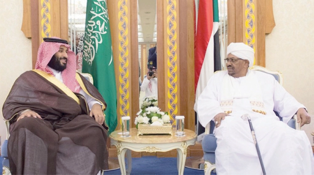 ولي العهد مستقبلا الرئيس السوداني في جدة أمس (واس)