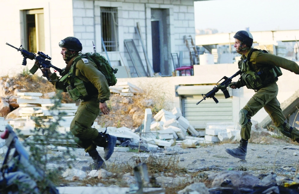 جنود إسرائيليون يشتبكون مع فلسطينيين        (رويترز)
