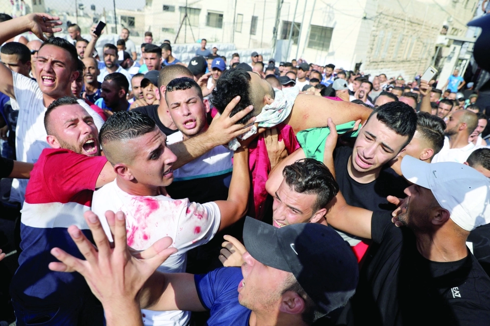 فلسطينيون يشيعون شهيدا قتل برصاص الاحتلال            (رويترز)